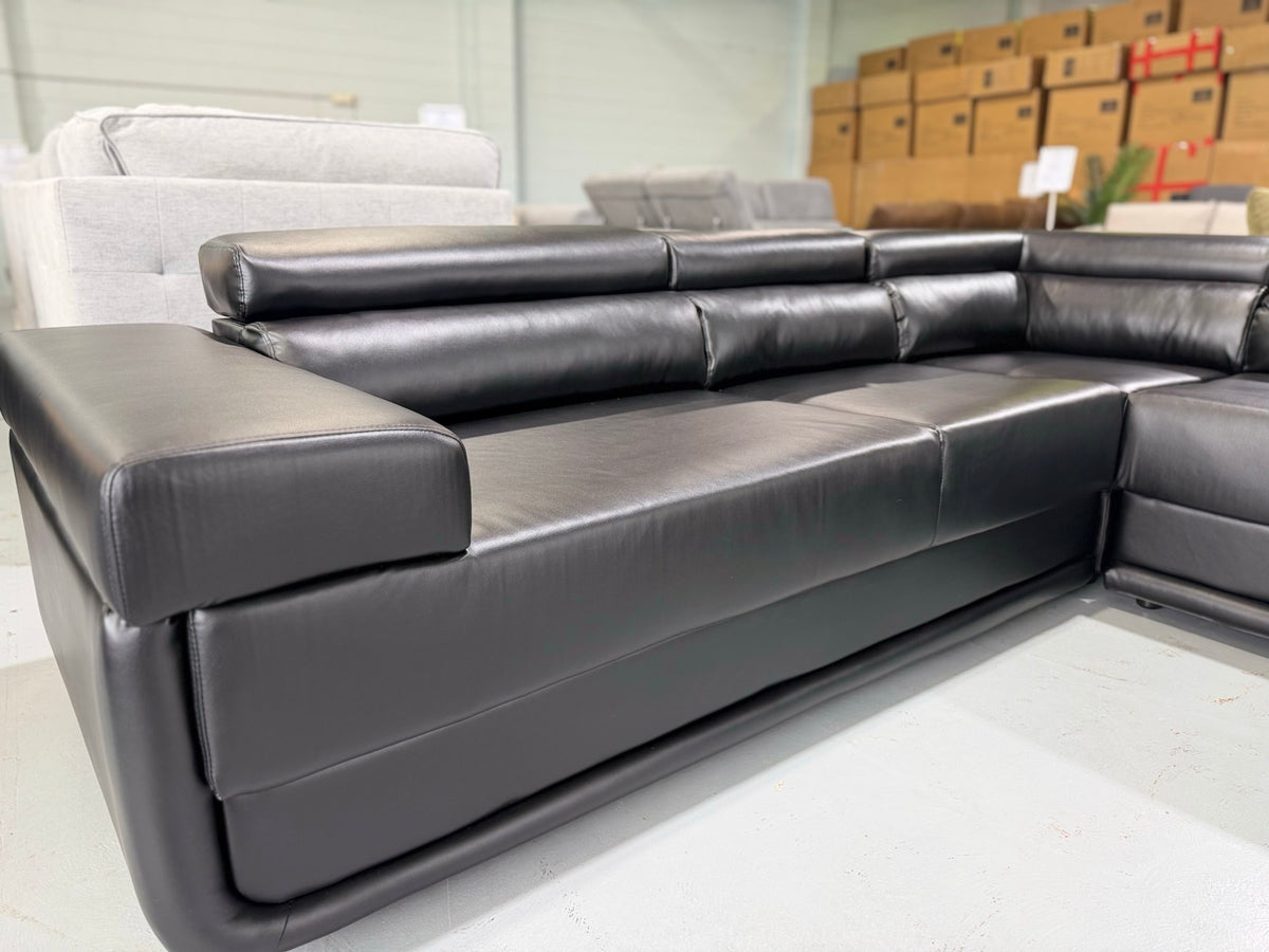 BETTY corner sofa armrest detail
