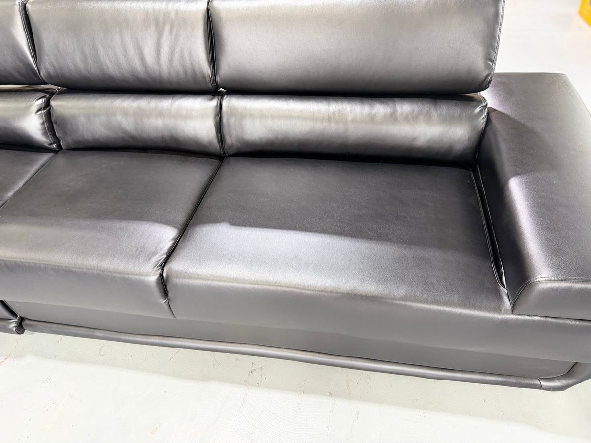 BETTY corner sofa cushion close-up