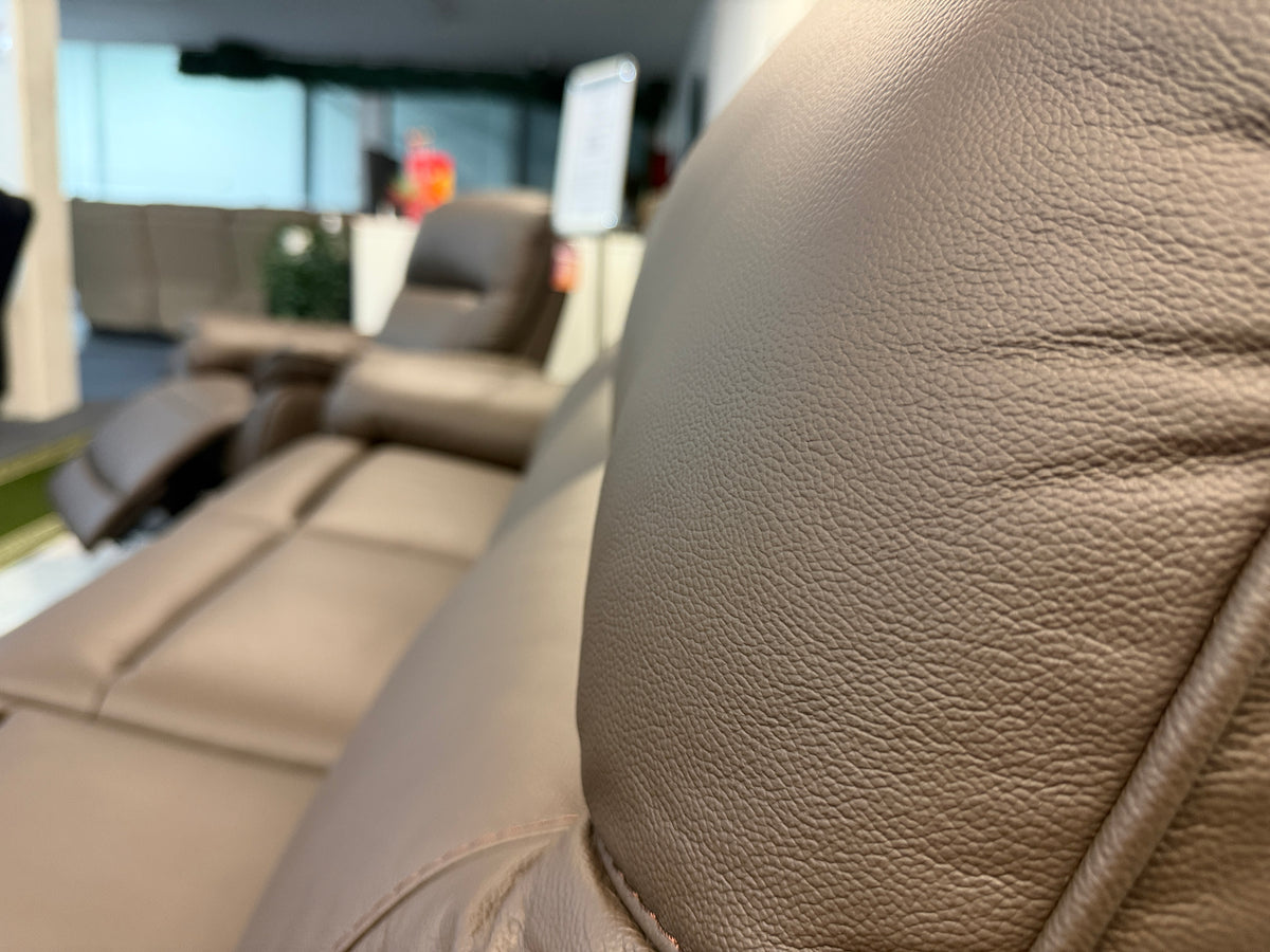 ASPECT genuine leather recliner, USB and USB-C charging port detail